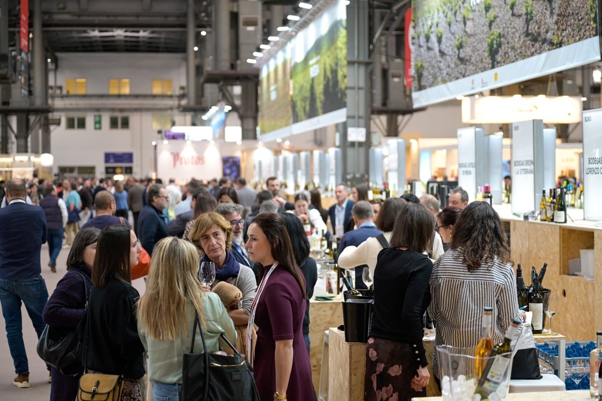 Bodegas y profesionales del sector vitivinícola en Barcelona Wine Week 2025, el evento de referencia para el vino español de calidad.