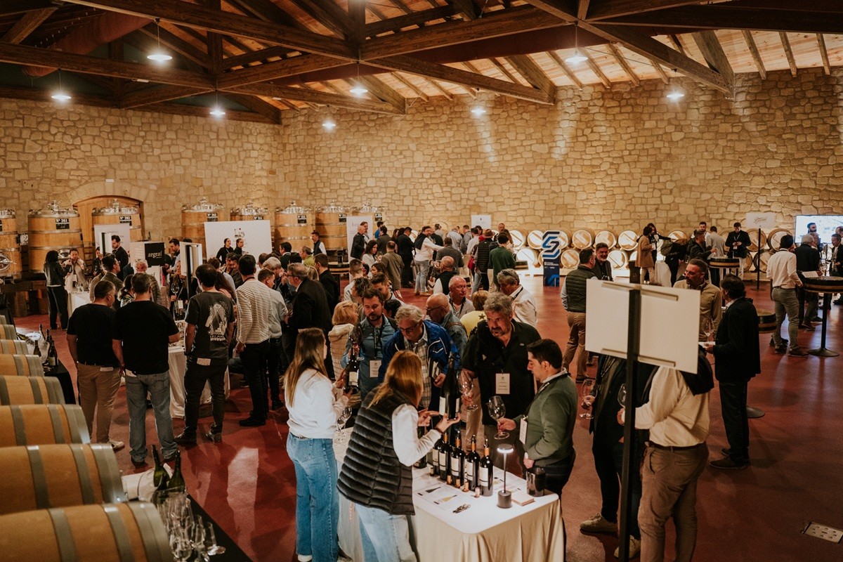 Bodegueros del Barrio de la Estación junto a los representantes de las casas invitadas de Borgoña, durante la tercera edición de BEIWE en Haro.