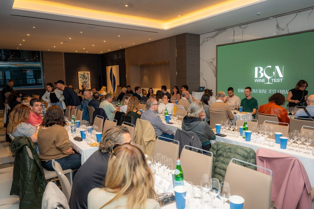 Consumidores no profesionales catando los vinos en el Barcelona Wine Test Urban 2025