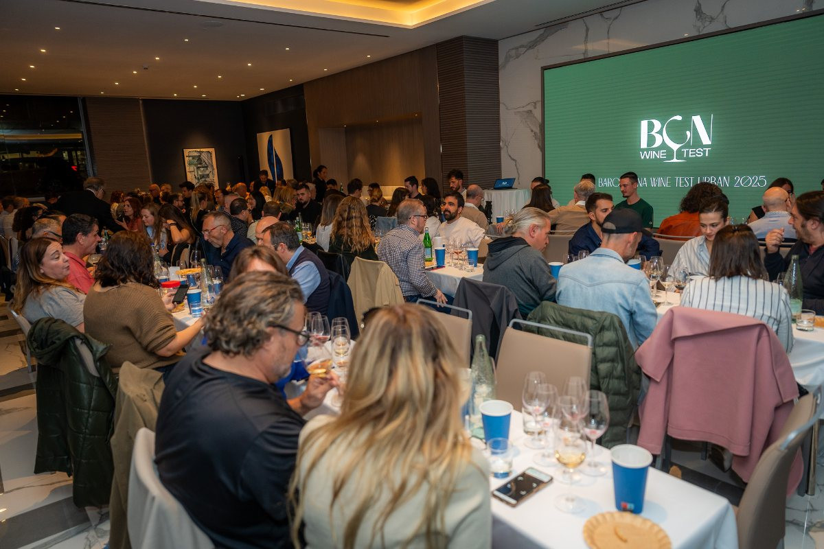 Catadores no profesionales evaluando los vinos en el Barcelona Wine Test Urban 2025