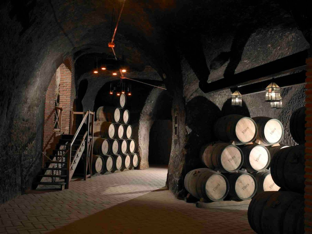 La bodega subterránea de Yllera, eje de su propuesta enoturística premiada por Tim Atkin como una de las más singulares de la D.O. Rueda.