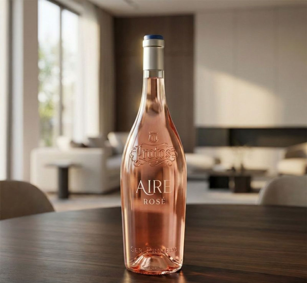 Aire de Protos 2025, rosado de la DO Cigales, presentado en una botella de diseño elegante y minimalista.