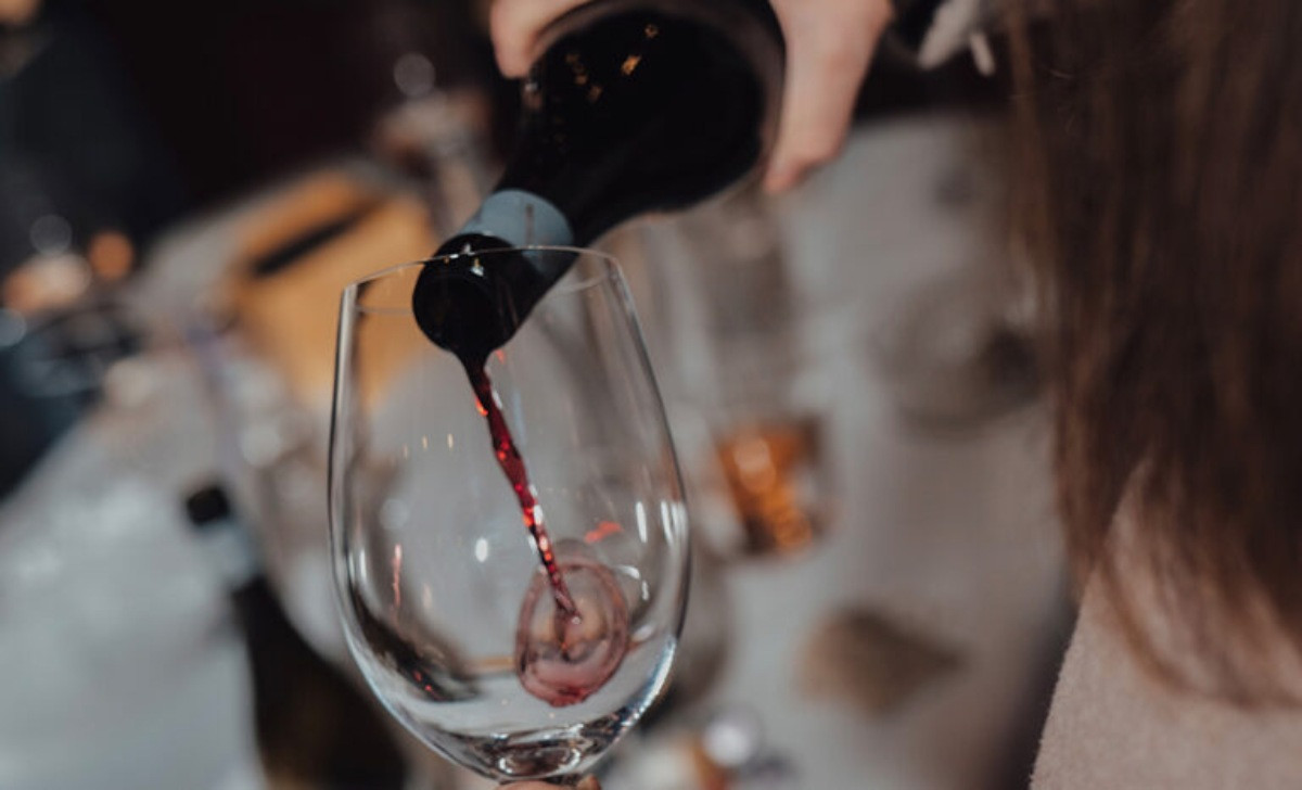 Monte la Reina integra una finca con bodega moderna, espacios enoturísticos y un castillo neogótico del siglo XIX reconvertido en hotel boutique